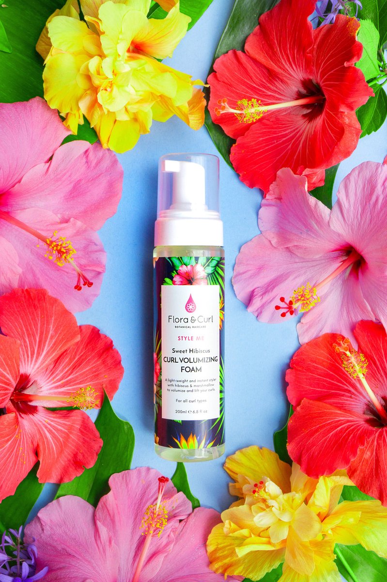 Volumegevend Foam Flora & Curl Style Me Hibiscus Afgetekende en gedefinieerde krullen 200 ml